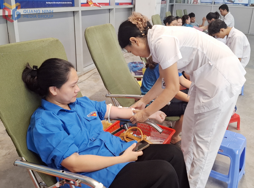 Chị Hoàng Thùy Linh, đoàn thanh niên Trường TH&THCS Minh Khai tham gia chương trình HMTN tại phường Hà Tu tháng 7/2025.