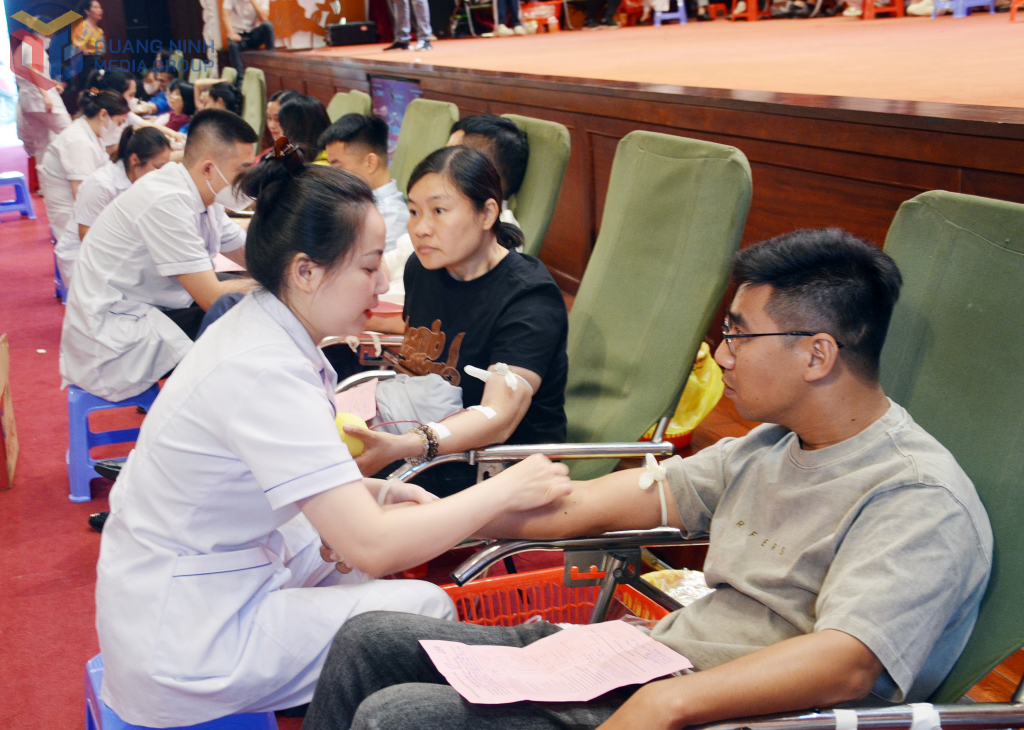 Đông đảo cán bộ CCVCLĐ, đoàn viên thanh niên, tình nguyện viên tham gia