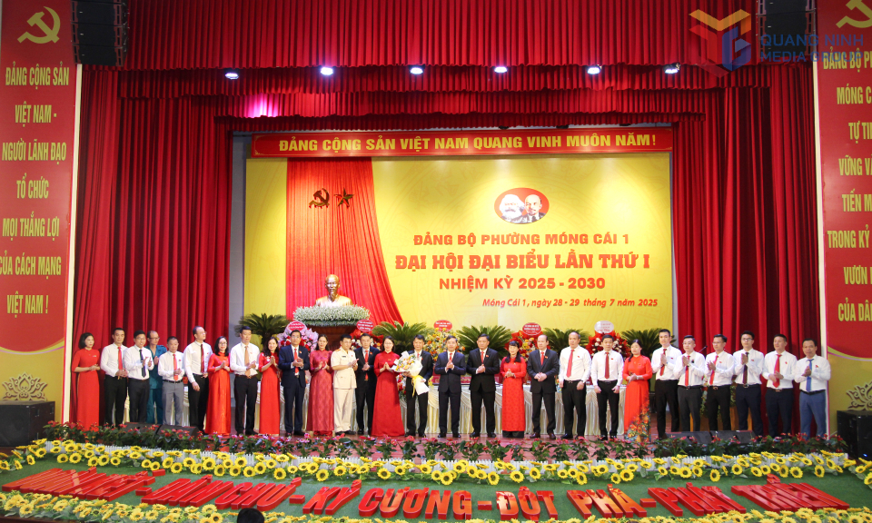 Đồng chí Phạm Đức Ấn, Phó Bí thư Tỉnh ủy, Chủ tịch UBND tỉnh, tặng hoa chúc mừng Ban Chấp hành Đảng bộ phường Móng Cái 1 lần thứ I, nhiệm kỳ 2025-2030.