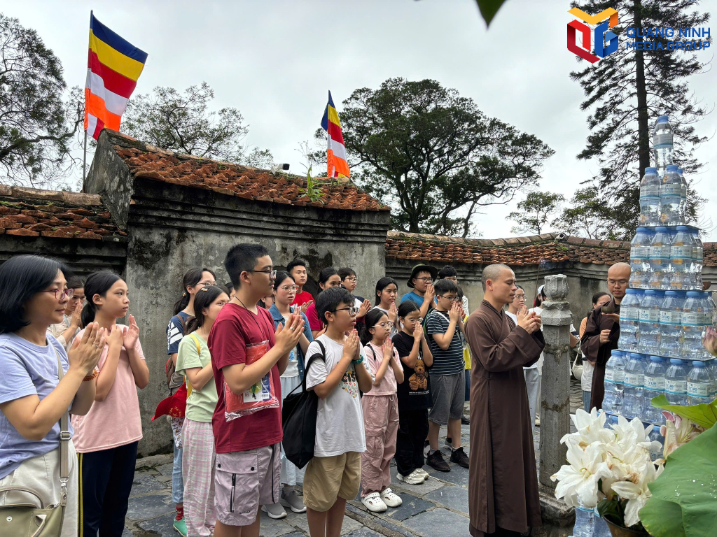 Học sinh tham quan và tìm hiểu các giá trị của Di sản Yên Tử.