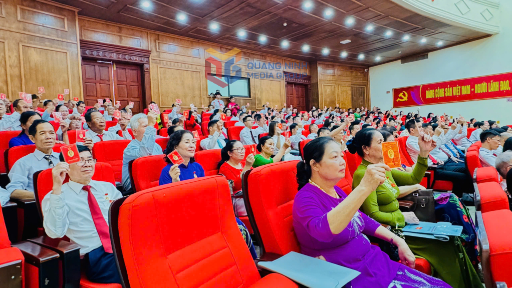 Các đại biểu biểu quyết thông qua Nghị quyết Đại hội đại biểu Đảng bộ phường Móng Cái 1 lần thứ I, nhiệm kỳ 2025-2030.