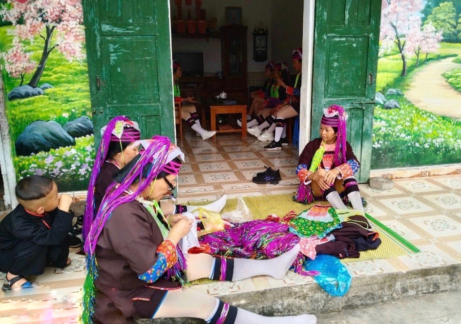 Người dân xã Hải Sơn, giữ gìn và phát huy giá trị văn hóa truyền thống dân tộc Dao Thanh Y. Ảnh: Trần Tương (Trung tâm TT&VH TP Móng Cái)