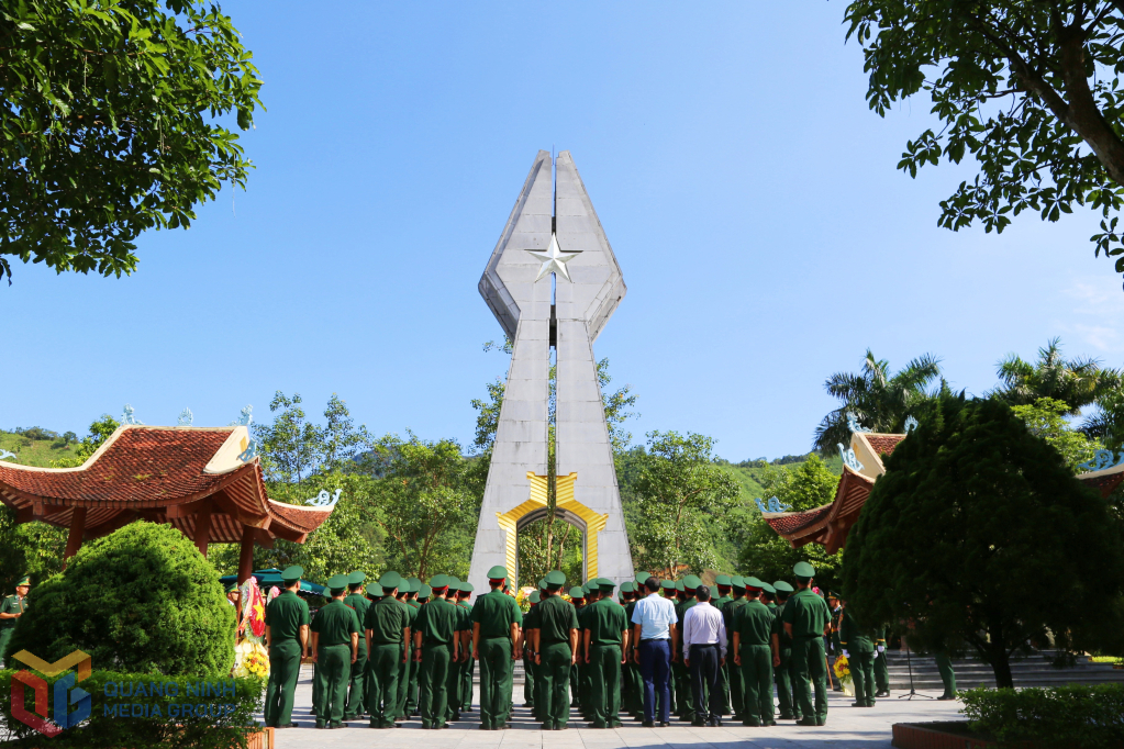 Đoàn công tác của Quân ủy Trung ương, Bộ Quốc phòng dâng hoa, dâng hương tưởng niệm các anh hùng liệt sĩ tại Đài tưởng niệm các anh hùng liệt sĩ Pò Hèn.