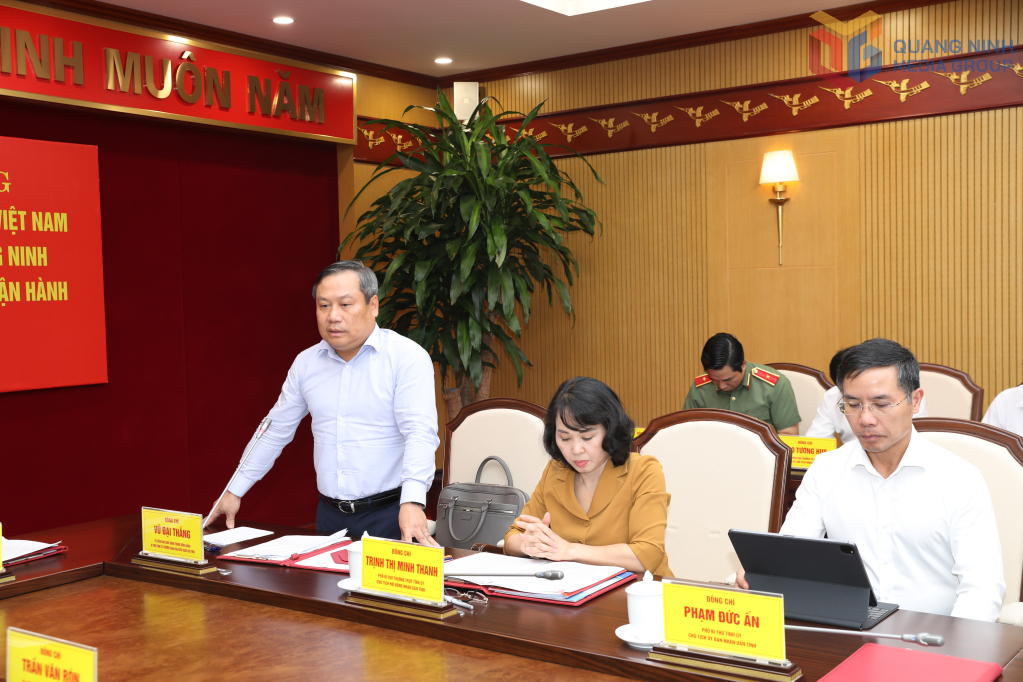 Đồng chí Vũ Đại Thắng, Ủy viên Trung ương Đảng, Bí thư Tỉnh ủy, Trưởng Đoàn ĐBQH tỉnh, phát biểu tại hội nghị.