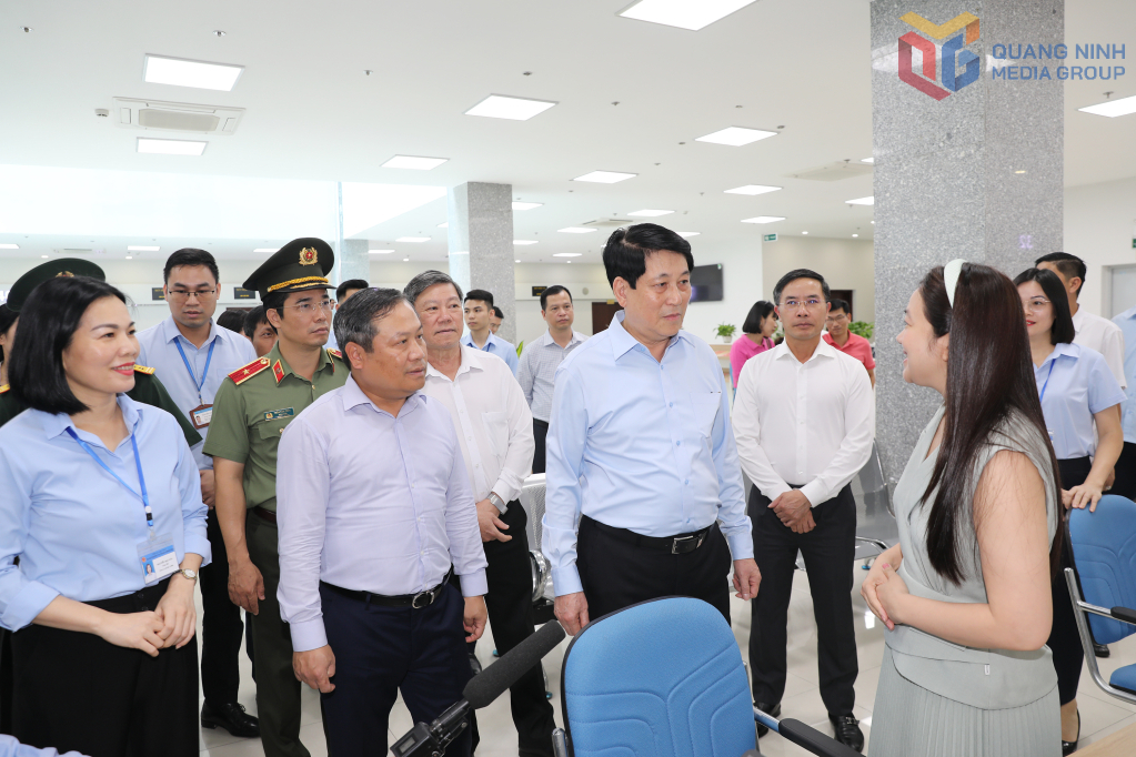 Chủ tịch nước Lương Cường trò chuyện với doanh nghiệp đến giải quyết thủ tục hành chính tại Trung tâm Phục vụ Hành chính công tỉnh.