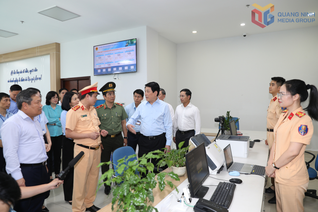 Chủ tịch nước Lương Cường nghe cán bộ làm việc tại Trung tâm Phục vụ Hành chính cổng tỉnh báo cáo tình hình tiếp nhận và giải quyết TTHC cho công dân.