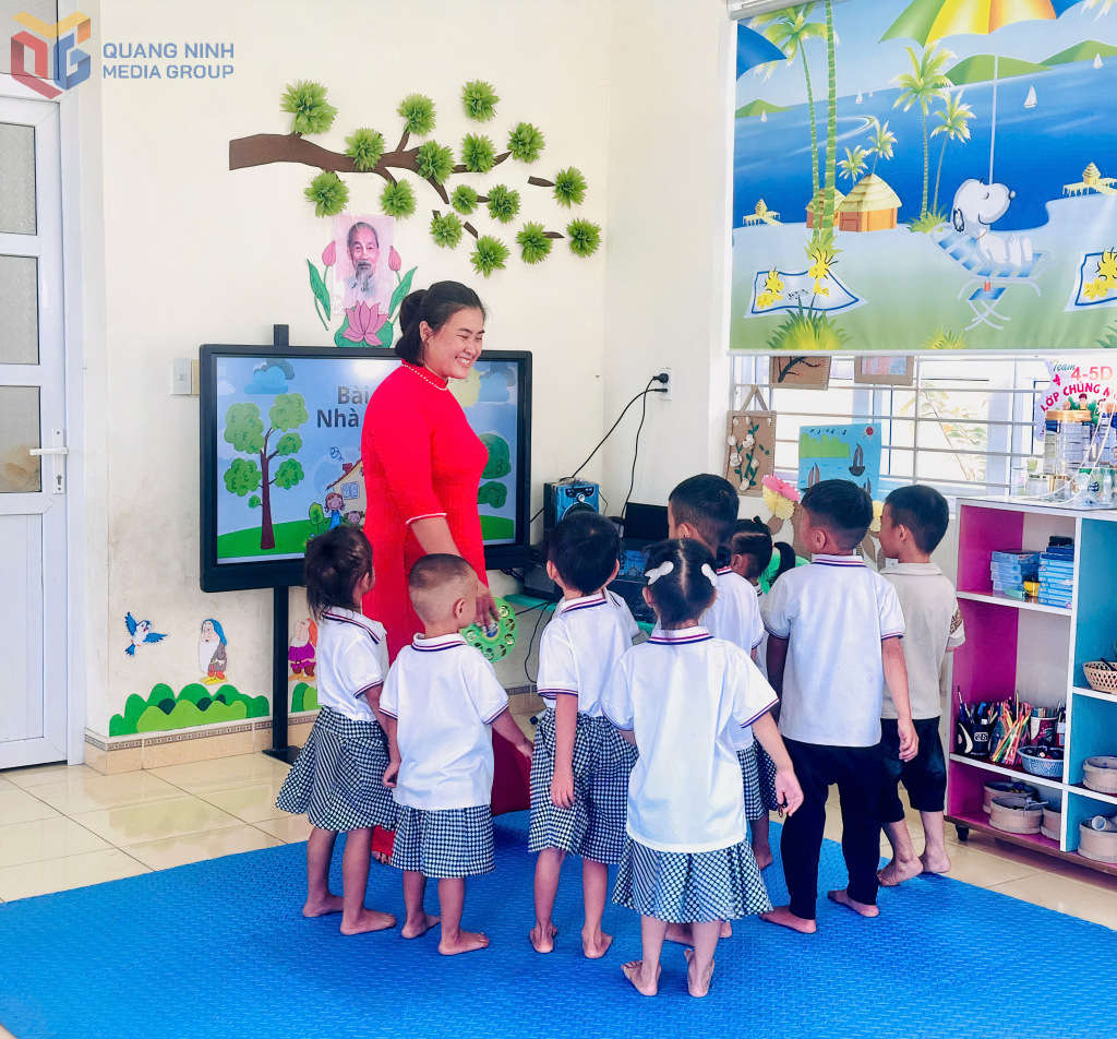 Cô giáo Đào Thị Duyên giảng dạy cho trẻ tại trường Mầm non Mông Dương.