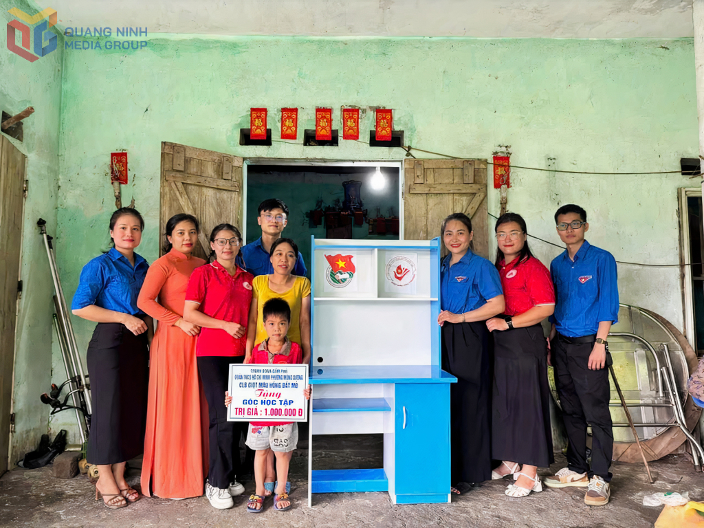 Cô giáo Đào Thị Duyên trao góc học tập cho trẻ em có hoàn cảnh khó khăn trên địa bàn phường Mông Dương.