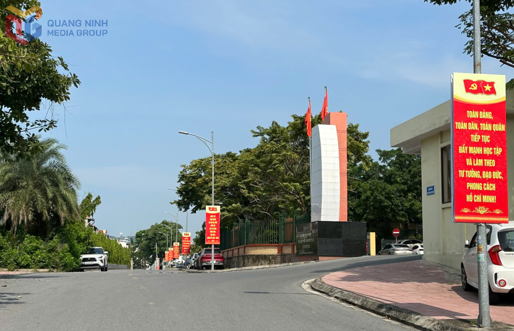 Các pano tuyên truyền phục vụ Đại hội Đảng bộ các cơ quan Đảng tỉnh đã được treo dọc tuyến đường dẫn vào khu vực tổ chức Đại hội.