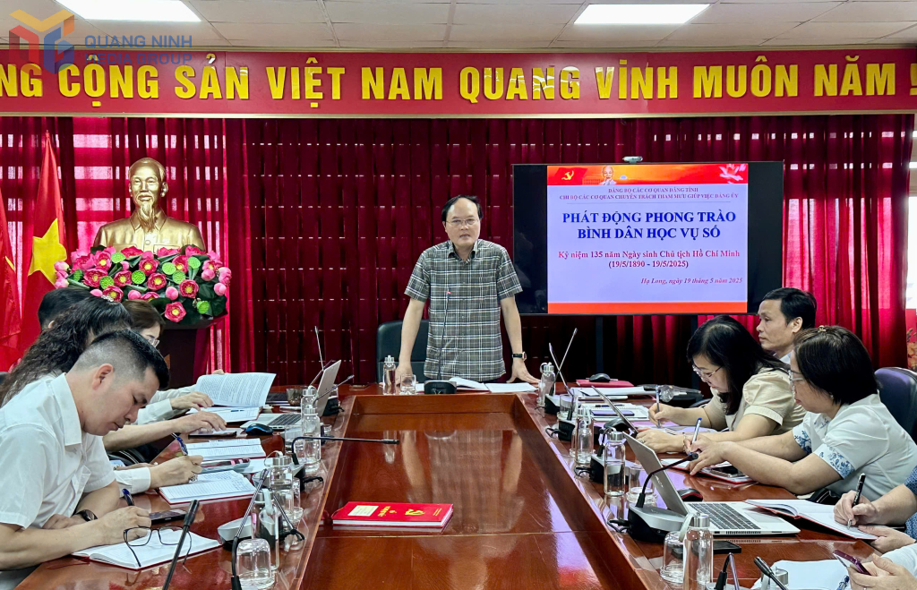 Đồng chí Hoàng Quang Hải, Ủy viên Ban Chấp hành Đảng bộ tỉnh, Phó Bí thư Đảng ủy các cơ quan Đảng tỉnh phát động phong trào “Bình dân học vụ số”
