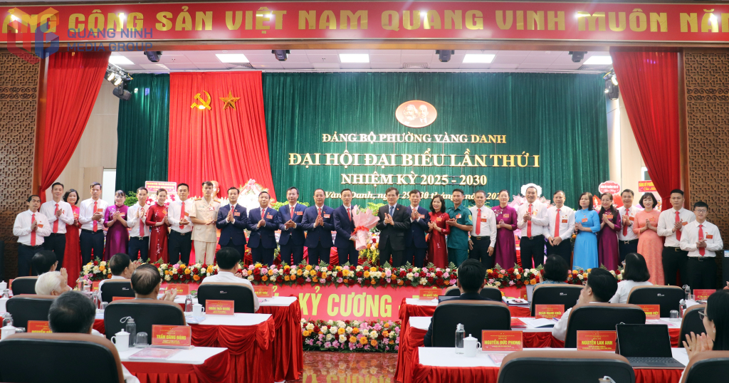 đạo tỉnh chúc mừng Ban Chấp hành Đảng bộ phường Cẩm Phả lần thứ I, nhiệm kỳ 2025-2030.