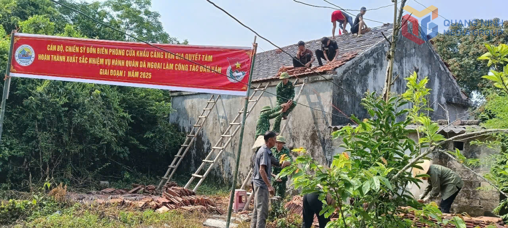CBCS Đồn BP Vạn Gia giúp hộ gia đình ông Trần Văn Thỉu, trú tại thôn Vĩnh Thực 2, xã Vĩnh Thực sửa chữa nhà ở