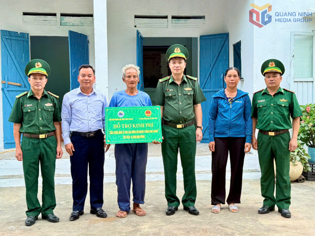 Đồn BP Vạn Gia trao kinh phí hỗ trợ sửa chữa nhà ở cho gia đình ông Trần Văn Thỉu