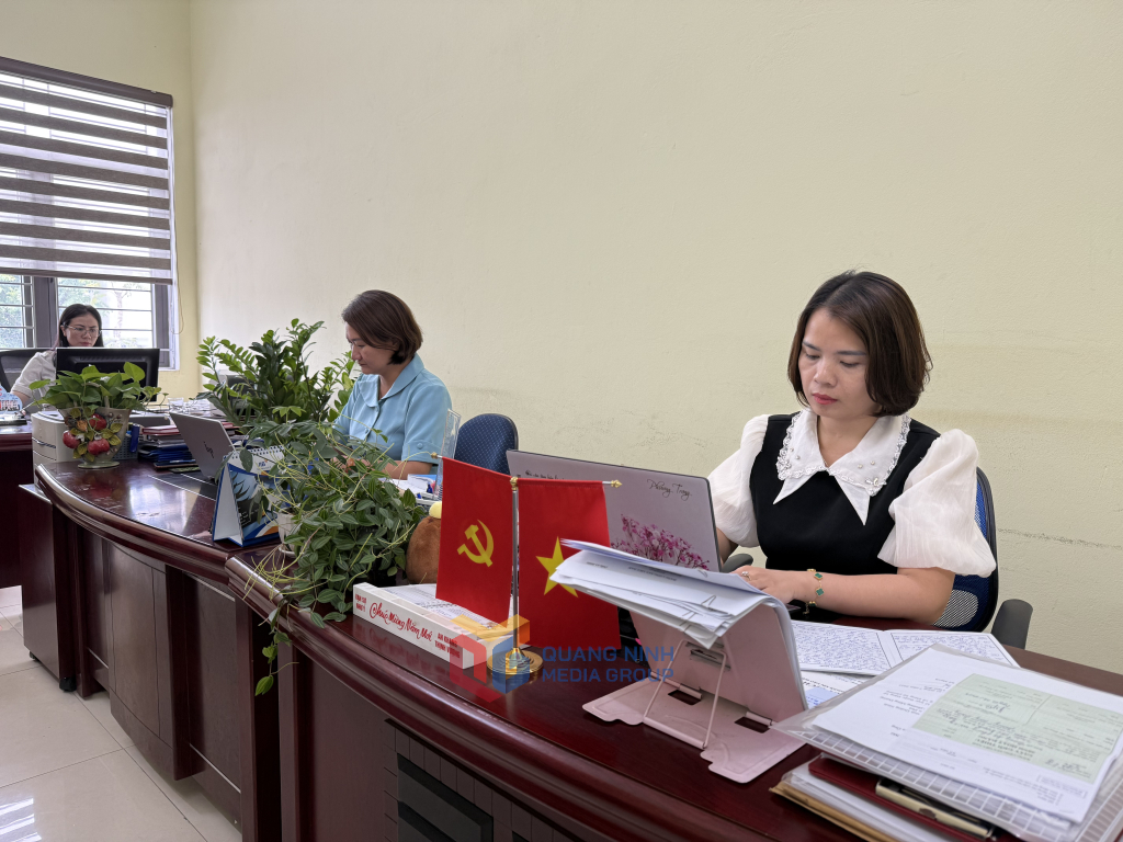 Cán bộ Ban Xây dựng Đảng phường Cửa Ông