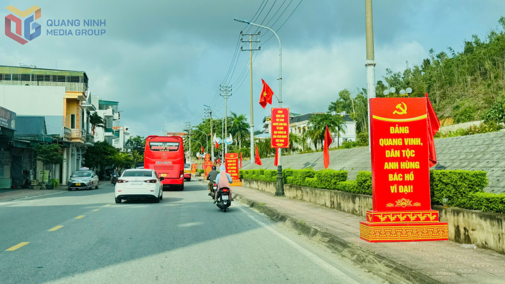 Các tuyến đường phố ở đặc khu Vân Đồn được trang hoàng cờ, pano, áp phích, biểu ngữ chào mừng Đại hội đại biểu Đảng bộ đặc khu Vân Đồn lần thứ I, nhiệm kỳ 2025-2030.