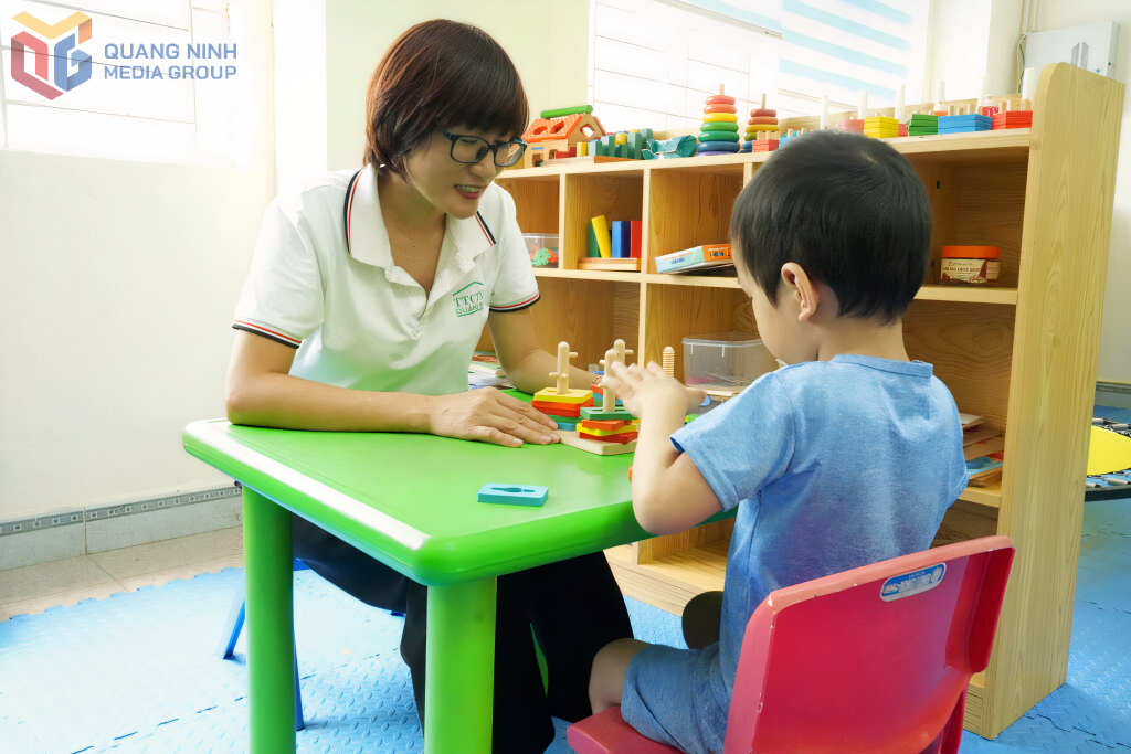Cán bộ Trung tâm Công tác xã hội tỉnh hỗ trợ can thiệp cho trẻ có biểu hiện rối loạn phát triển.