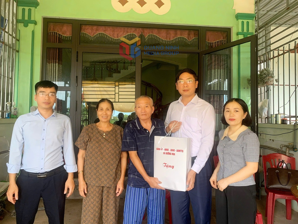 Lãnh đạo xã Đường Hoa tặng quà các gia đình chính sách nhân dịp kỷ niệm Ngày Thương binh-Liệt sỹ 27/7/2025