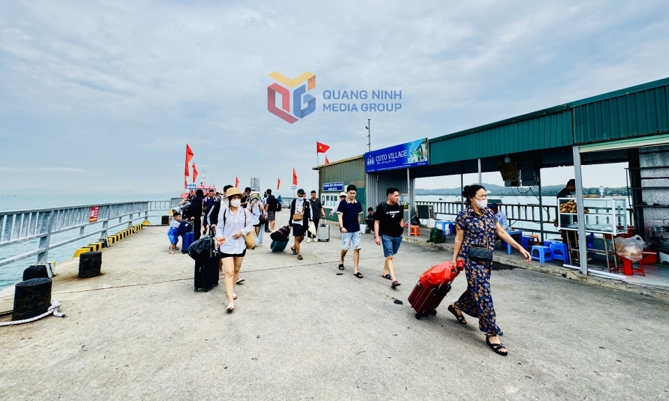 Khách du lịch ra Cô Tô nghỉ dưỡng.