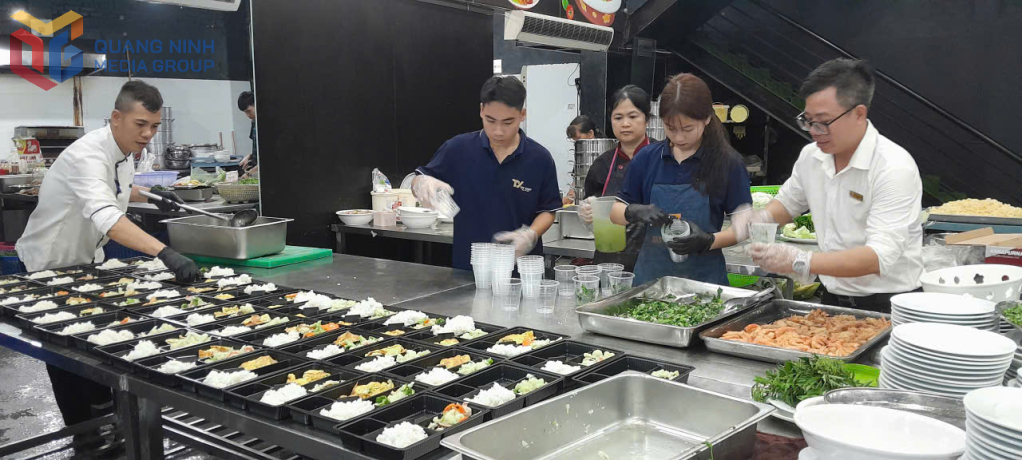 Nhà hàng Green (T&Y Group) chuẩn bị những suất cơm miễn phí để gửi tới người thân các nạn nhân trong vụ lật tàu trên Vịnh Hạ Long.