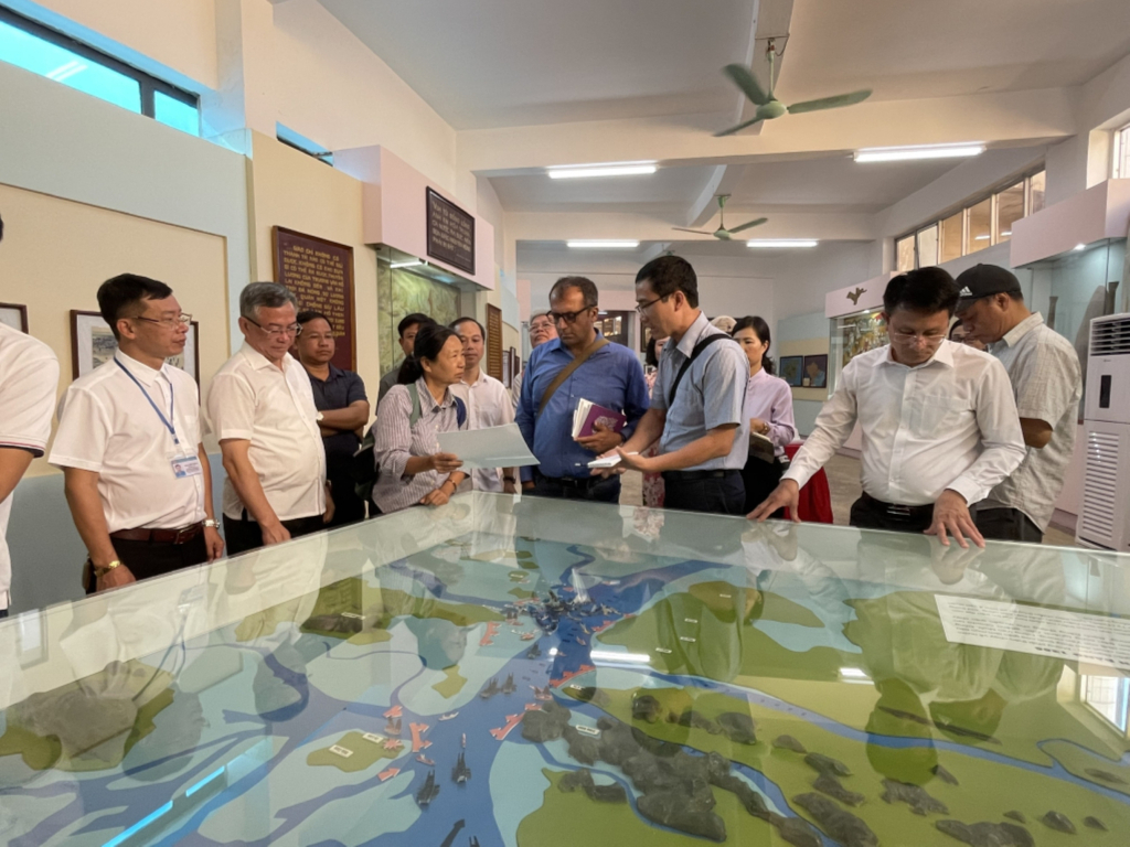 Các chuyên gia thẩm định Khu di tích lưu niệm chiến thắng Bạch Đằng (Quảng Ninh). Ảnh: Xuân Hòa