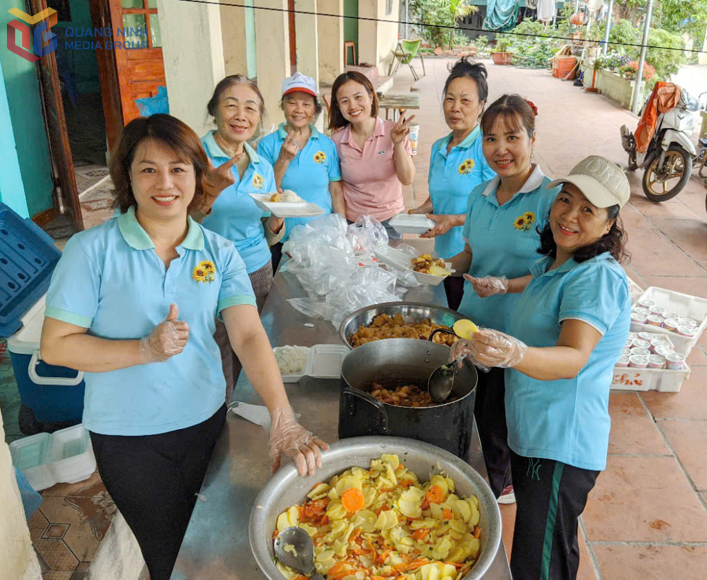 Chị Tươi và các thành viên nhóm thiện nguyện Hoa Hướng Dương cùng nhau nấu cơm để phát cho các bệnh nhân vào thứ 4 hàng tuần.