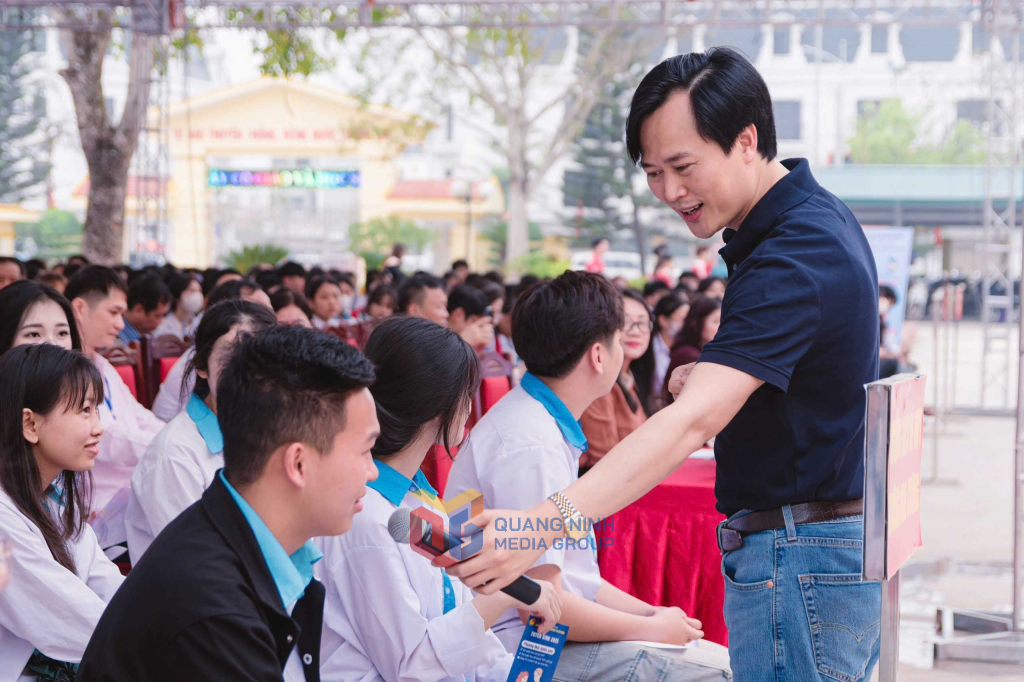 Tiến sĩ Hoàng Trung Học – Trưởng khoa Tâm lý - Giáo dục, Học viện Quản lý Giáo dục tương tác với các em học sinh tại Ngày hội Tư vấn tuyển sinh – Hướng nghiệp năm 2025.