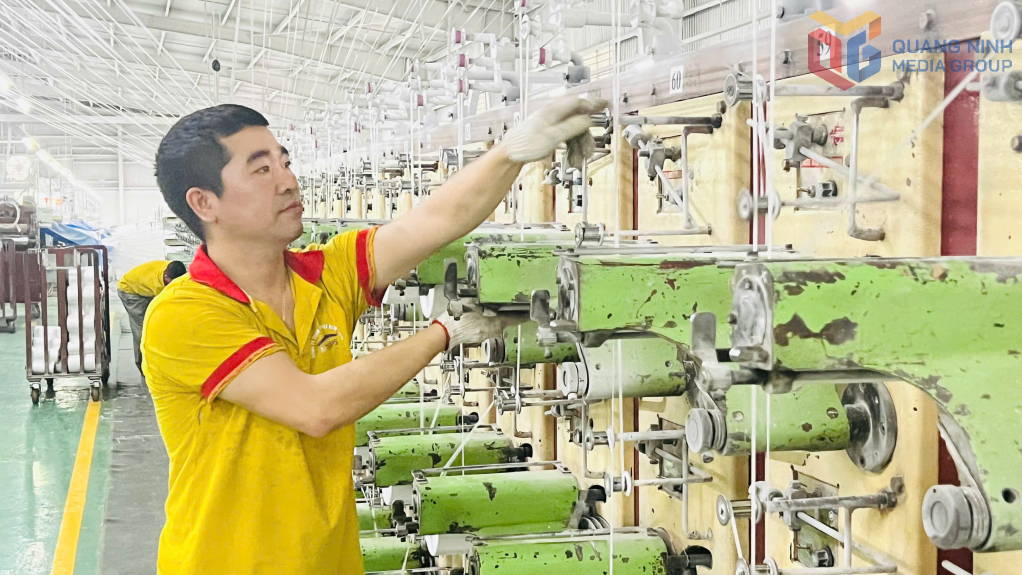 Anh Phan Văn Nam tích cực làm việc trong ca sản xuất.