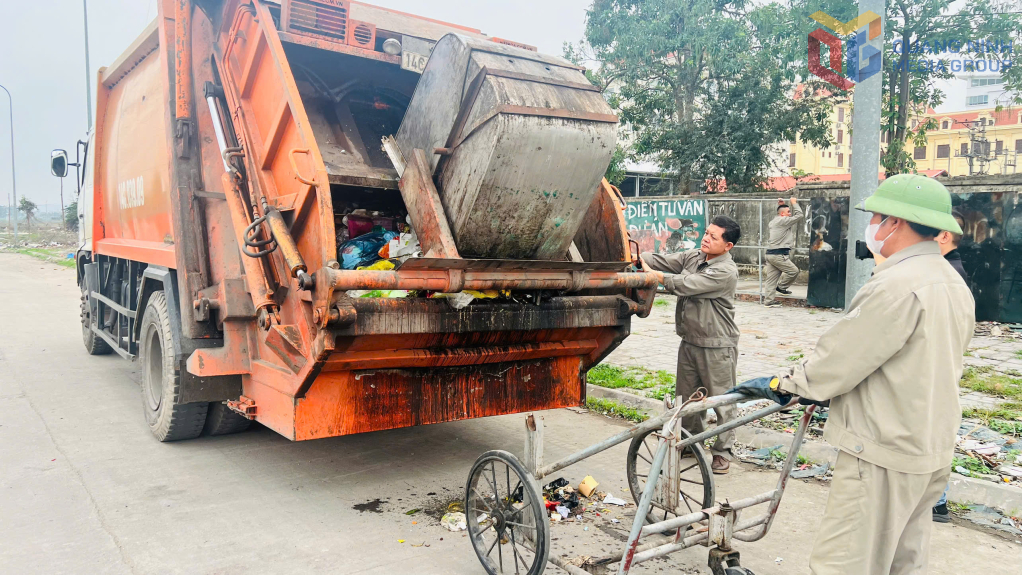 Anh Nguyễn Duy Diên, công nhân Công ty CP Môi trường và Công trình đô thị Uông Bí được gọi là một “người anh cả” mẫu mực của anh chị em công nhân.