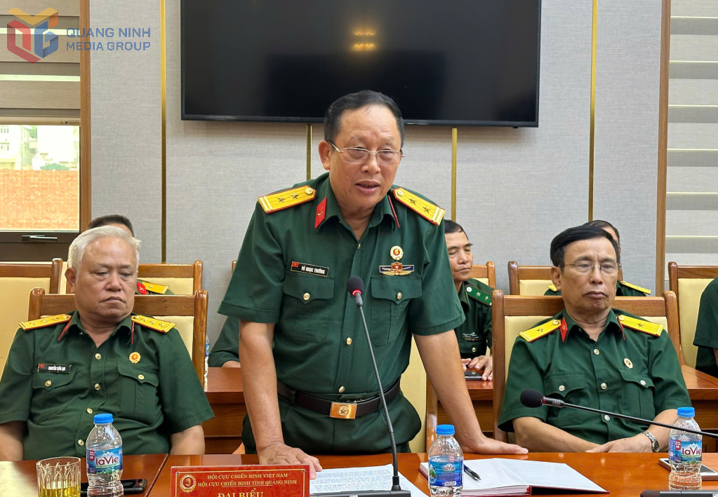 Các đại biểu đóng góp ý kiến vào dự thảo báo cáo chính trị.