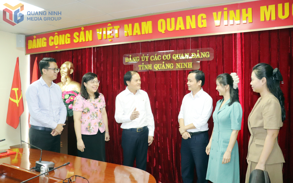 Đồng chí Hoàng Quang Hải, Tỉnh ủy viên, Phó Bí thư Đảng ủy Các cơ quan Đảng tỉnh trao đổi cùng các cán bộ, đảng viên. 