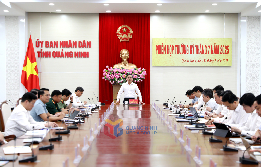 Đồng chí Phạm Đức Ấn, Phó Bí thư Tỉnh ủy, Chủ tịch UBND tỉnh chủ trì phiên họp thường kỳ tháng 7