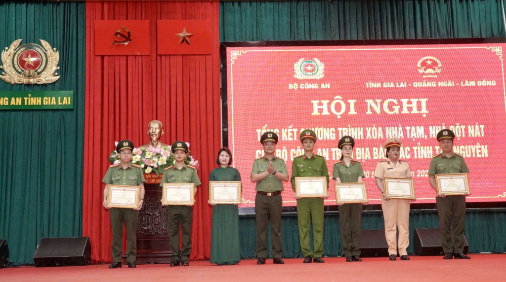 Thứ trưởng Bộ Công an Phạm Thế Tùng trao Bằng khen của Bộ trưởng Bộ Công an cho các tập thể về thành tích xuất sắc trong đợt thi đua đặc biệt “Chung tay xóa nhà tạm, nhà dột nát”.