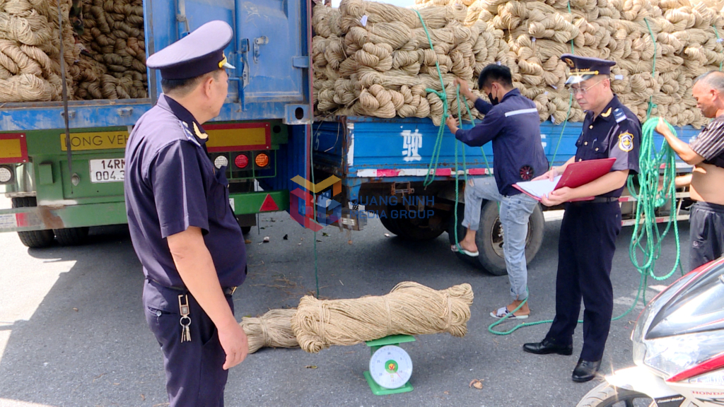 Hải quan Cửa khẩu Bắc Phong Sinh, xã Quảng Đức tiến hành khâu giám sát hàng hóa xuất khẩu.