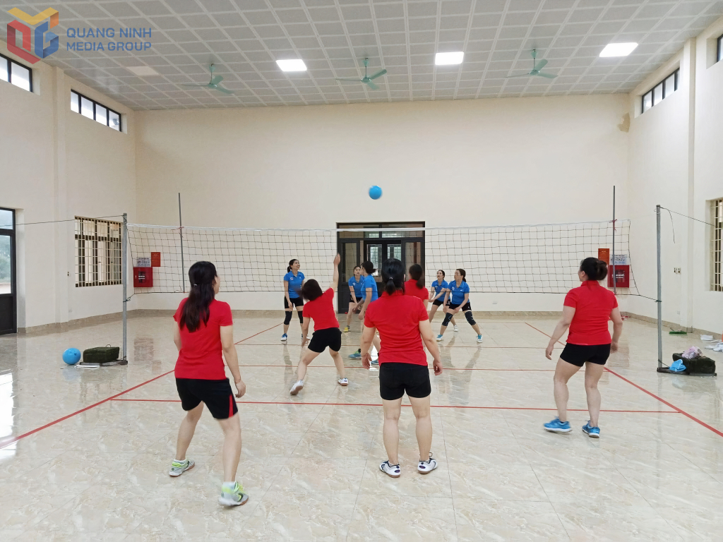 Phụ nữ xã Quảng Tân tham gia hoạt động giao lưu bóng chuyền hơi.