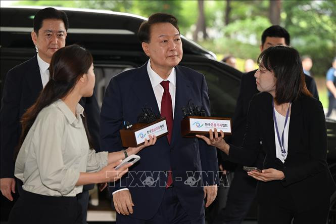 Cựu Tổng thống Hàn Quốc Yoon Suk Yeol tới phiên điều trần của nhóm công tố viên đặc biệt tại Seoul, ngày 28/6/2025. Ảnh: YONHAP/TTXVN