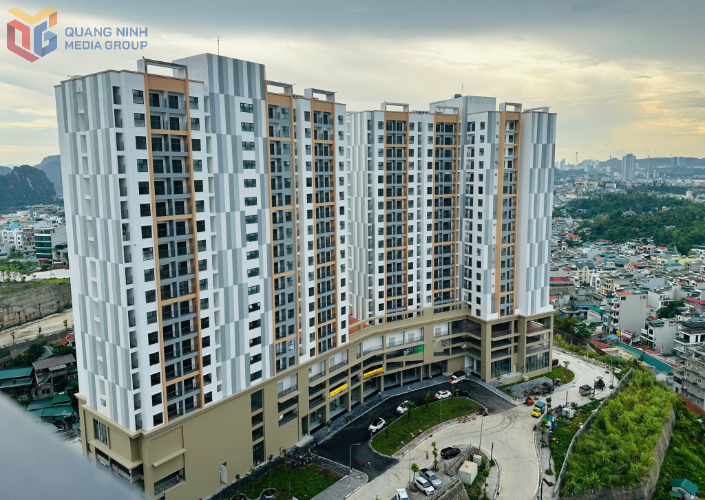Dự án NƠXH Khu dân cư đồi Ngân hàng, TP Hạ Long cơ bản hoàn thành các hạng mục đầu tư chính, nhà thầu đang tập trung hoàn thành các hạng mục phía ngoài tòa nhà.