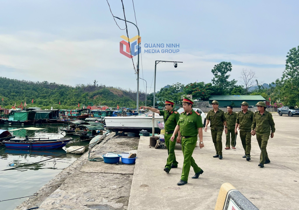 Công an phường Hà Tu triển khai kiểm tra, rà soát địa bàn.