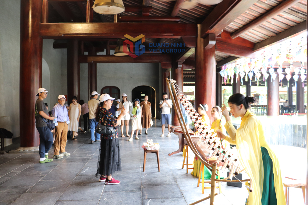 Du khách thưởng thức âm nhạc truyền thống dưới chân Yên Tử.