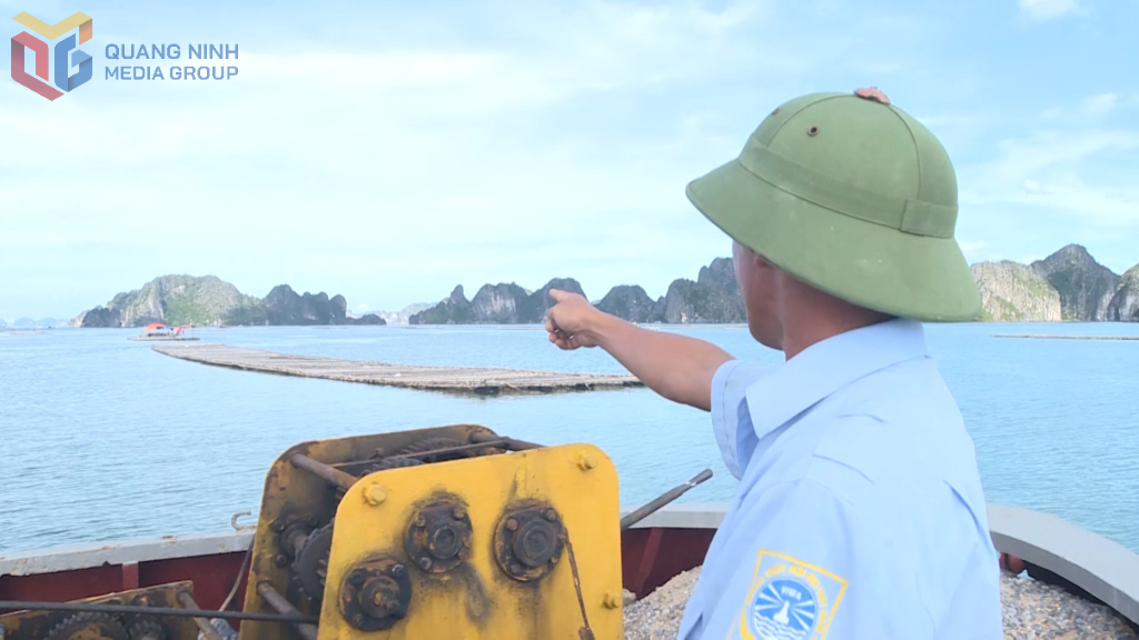 Các lồng bè nuôi trồng thủy hải xâm phạm tuyến luồng giao thông đường thủy đang gây mất ATGT nghiêm trọng, nhất là trong mùa mưa bão.