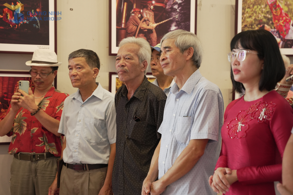  3 tác giả Nguyễn Hải Huy, Dương Phượng Đại và Nguyễn Khắc Đạm tại không gian triển lãm.