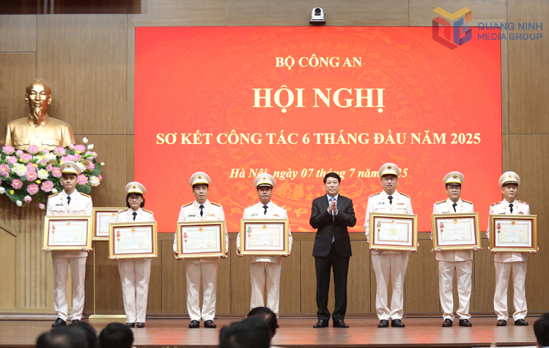 Chủ tịch nước Lương Cường trao Huân chương Chiến công hạng Nhất cho Đại tá Trần Văn Phúc, Giám đốc Công an tỉnh Quảng Ninh (thứ 3 từ trái sang).