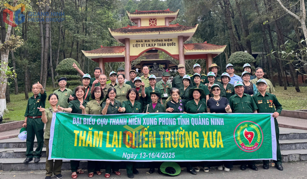 Đại biểu TNXP tỉnh Quảng Ninh thăm lại chiến trường xưa thắp nến tri ân các anh hùng liệt sĩ tại khu di tích Ngã ba Đồng Lộc tỉnh Hà Tĩnh, tháng 4/2025