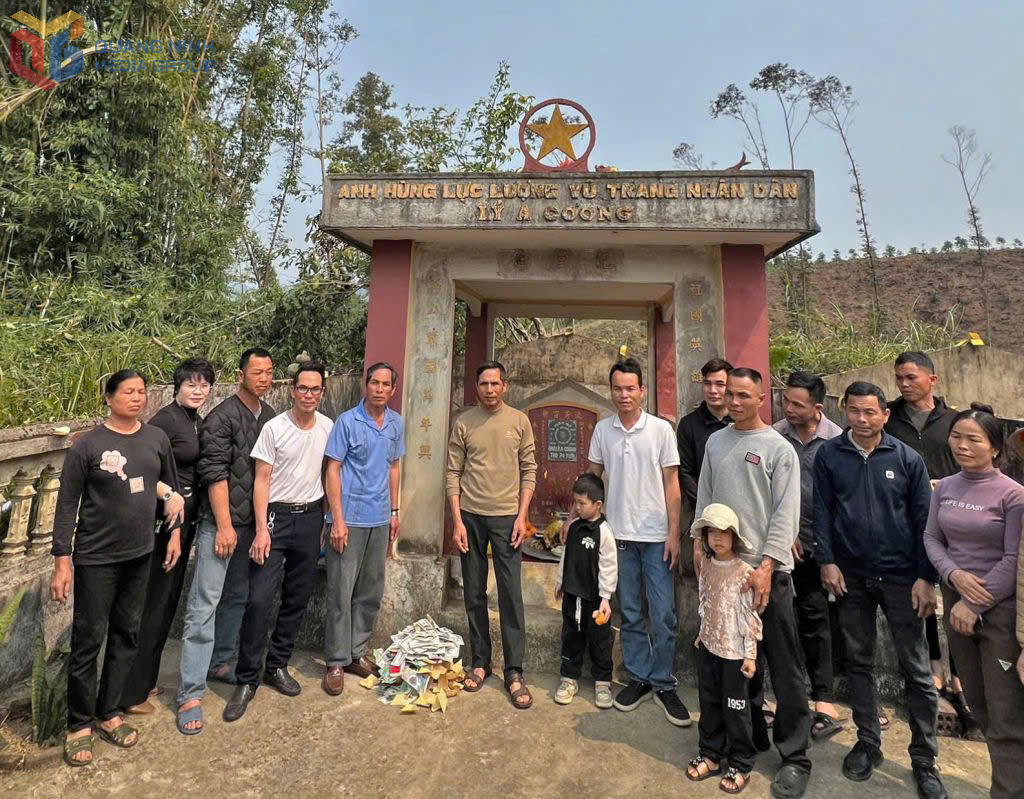 Các con cháu thăm mộ Anh hùng lực lượng vũ trang Nhân dân Lỷ A Cỏong.