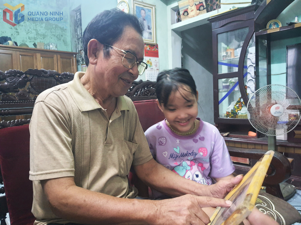 Cựu binh Nguyễn Văn Thiềng kể cho cô cháu gái nghe về một thời ông cùng đồng đội chống càn, đánh dồn địch.