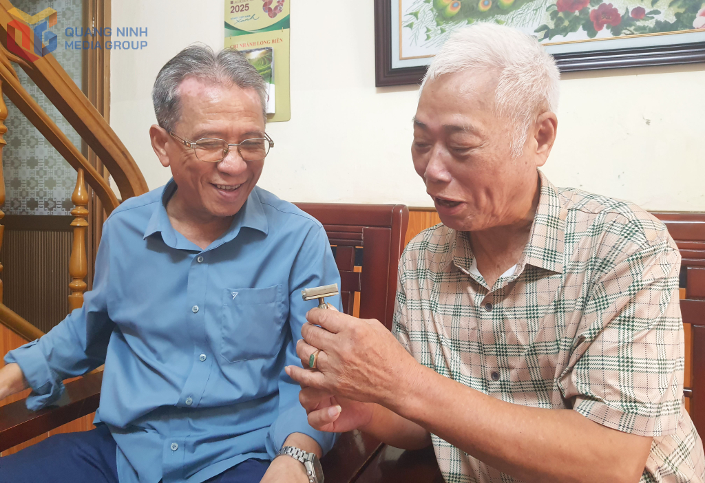 Cựu binh Nguyễn Hữu Dụng khoe với đồng đội cũ chiếc dao cạo râu, kỷ niệm thời chiến trường của mình mà giờ còn gìn giữ được.