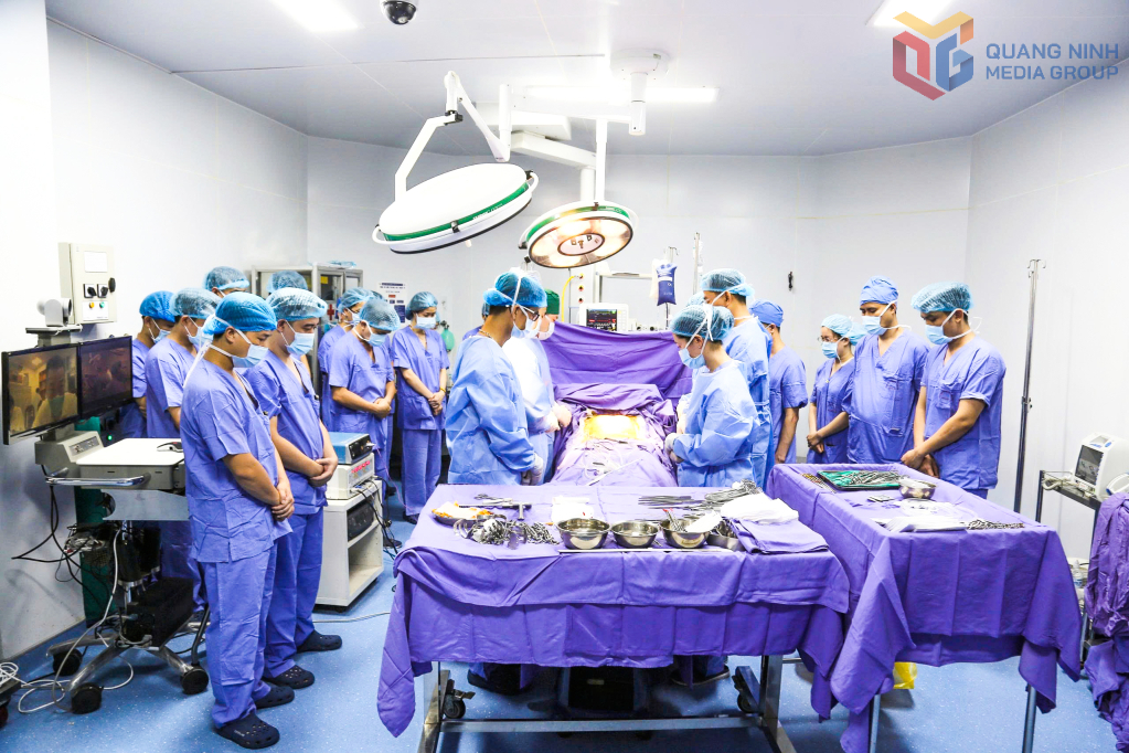 Toàn thể y bác sĩ dành một phút mặc niệm người quá cố trước khi tiến hành phẫu thuật lấy tạng.