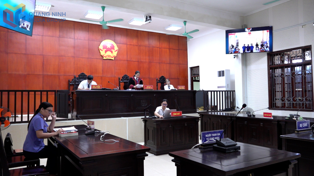 TAND TP Cẩm Phả tổ chức phiên tòa trực tuyến xét xử sơ thẩm 2 vụ án liên quan đến ma túy. Ảnh: Vũ Hiền (CTV)