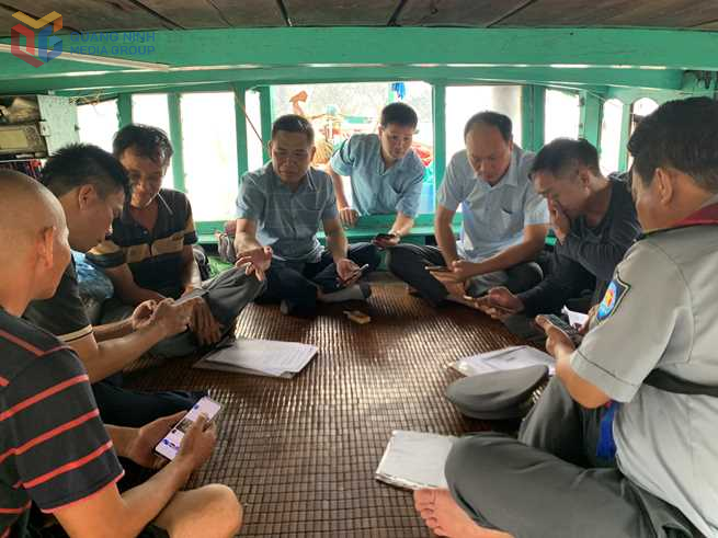 Cán bộ Chi cục Biển, Hải đảo và Thủy sản, Kiểm ngư hướng dẫn tuyên truyền cho các chủ tàu khai thác thuỷ sản TP Hạ Long về chống khai thác IUU. Ảnh: Việt Hoa