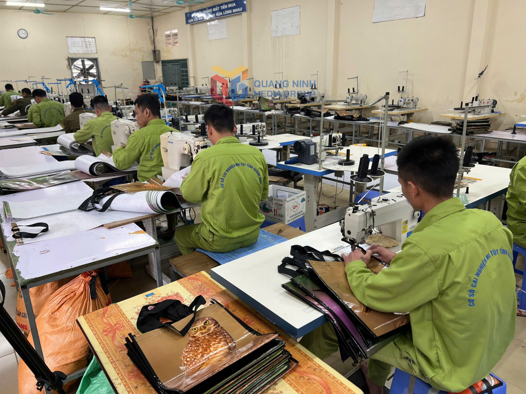 Học viên cơ sở cai nghiện ma tuý lao động trị liệu. Ảnh: Khánh Đan - Khánh Nam