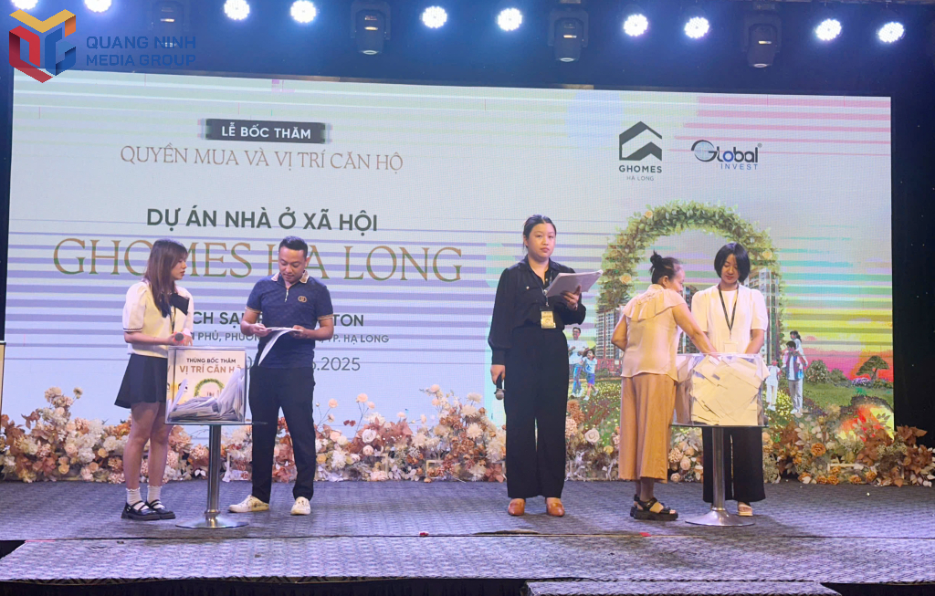Các khách hàng tham gia bốc thăm quyền mua và vị trí căn hộ thuộc Dự án nhà ở xã hội khu dân cư tại đồi Ngân hàng thuộc phường Hà Lầm. Ảnh: Cao Quỳnh